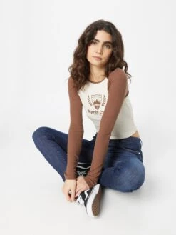 Hollister T-shirts à Manches Longues T-shirt Femme Brocart -Pas Cher Univers T-shirt Magasin 30cefc7ad95f1ea54deb86966d36796d
