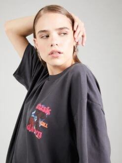 Scotch & Soda T-shirts Oversize T-shirt Oversize Femme Noir -Pas Cher Univers T-shirt Magasin 31e9511c60cac0b1f8367b7bbf1b973c