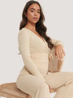 NA-KD T-shirts à Manches Longues T-shirt Femme Crème -Pas Cher Univers T-shirt Magasin 5efbc1e35b88e901b3c21b995e69059c