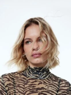 EDITED T-shirts à Manches Longues T-shirt Fiore Femme Marron / Noir 10 EDITED T-shirts à Manches Longues T-shirt Fiore Femme Marron / Noir -Pas Cher Univers T-shirt Magasin c7e9c2ef9ca18c1146666e84b5bc6ff5