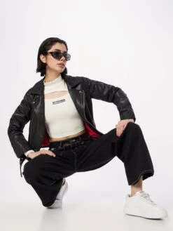 Ellesse T-shirts à Manches Longues T-shirt Femme Blanc Cassé -Pas Cher Univers T-shirt Magasin cb8ec737a135f5f301b0f505250f137c