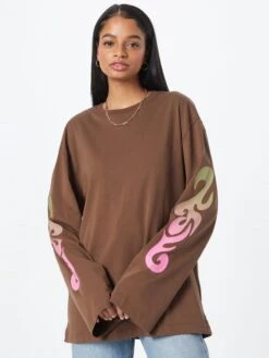 WEEKDAY T-shirts à Manches Longues T-shirt Femme Caramel -Pas Cher Univers T-shirt Magasin d2d52c5acab210ee5dfd9a1f2f7fbfce