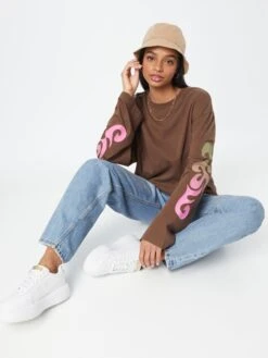 WEEKDAY T-shirts à Manches Longues T-shirt Femme Caramel -Pas Cher Univers T-shirt Magasin d4f0bcfc08639a72f9afa500f71c00e0